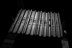 紧密堆叠的履带板